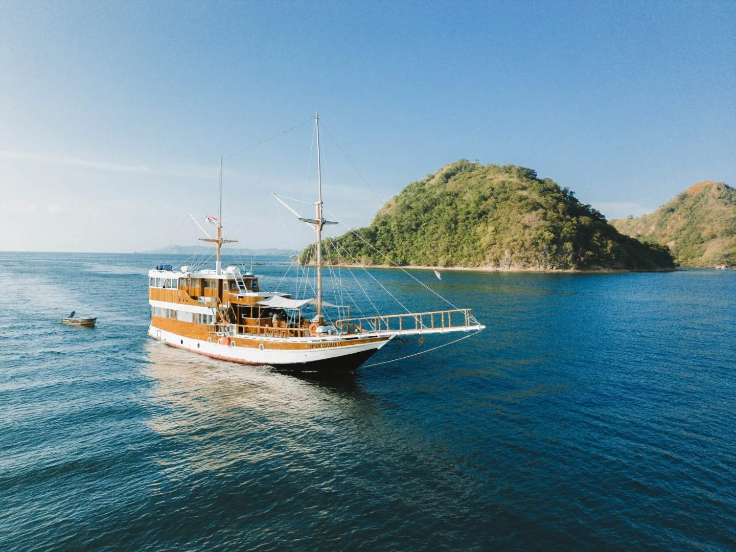 Kapal phinisi Kapal Phinisi Labuan Bajo Deluxe 3 di Labuan Bajo