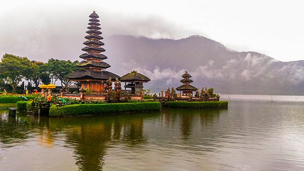 pura ulun danu bratan bali danau beratan bedugul