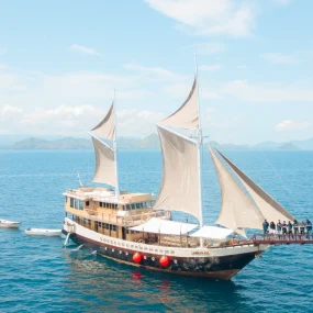 kapal phinisi labuan bajo