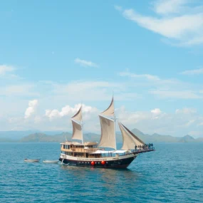 kapal phinisi labuan bajo