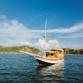 kapal phinisi labuan bajo