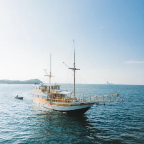 kapal phinisi labuan bajo