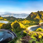 tur labuan bajo speedboat, pulau padar pada saat musim hujan di labuan bajo