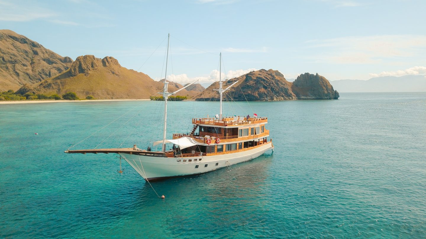 kapal phinisi labuan bajo luxury 4