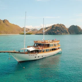 kapal phinisi labuan bajo