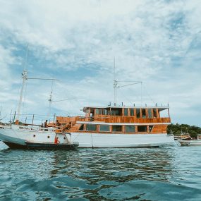 kapal phinisi labuan bajo