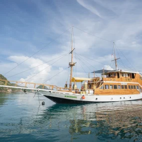 kapal phinisi labuan bajo