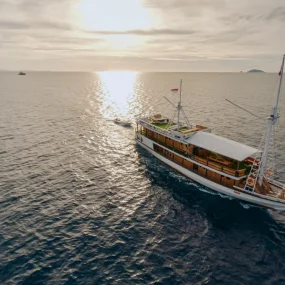 kapal phinisi labuan bajo