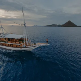 kapal phinisi labuan bajo hatira hela