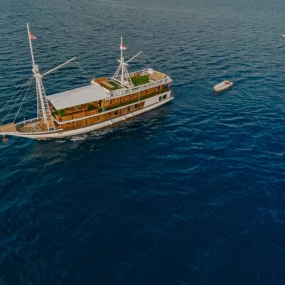 Kapal Phinisi Labuan Bajo Luxury 2