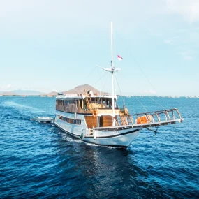 kapal phinisi labuan bajo