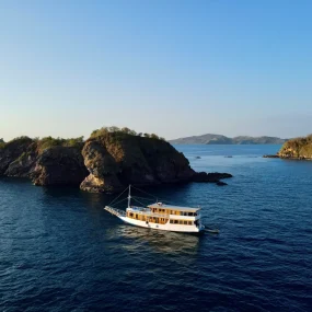 kapal phinisi labuan bajo