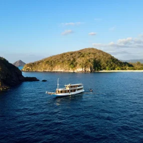 kapal phinisi labuan bajo