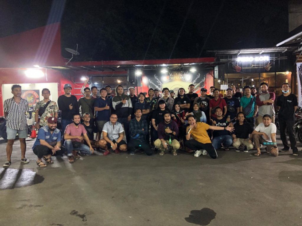 Para pelaku agen travel yang menyiapkan dua perjalanan wisata (Foto: Doc.)