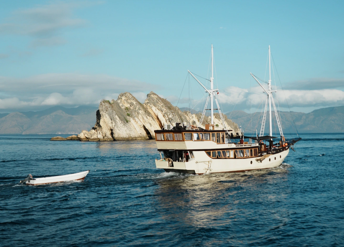 Kapal Phinisi Labuan Bajo Deluxe 1