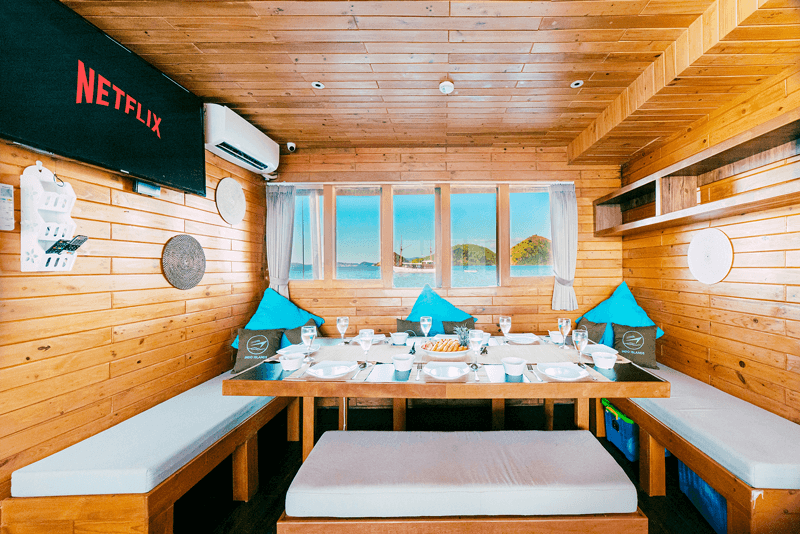 dinning-room-indoor-kapal-ocean-pro-2-labuan-bajo2