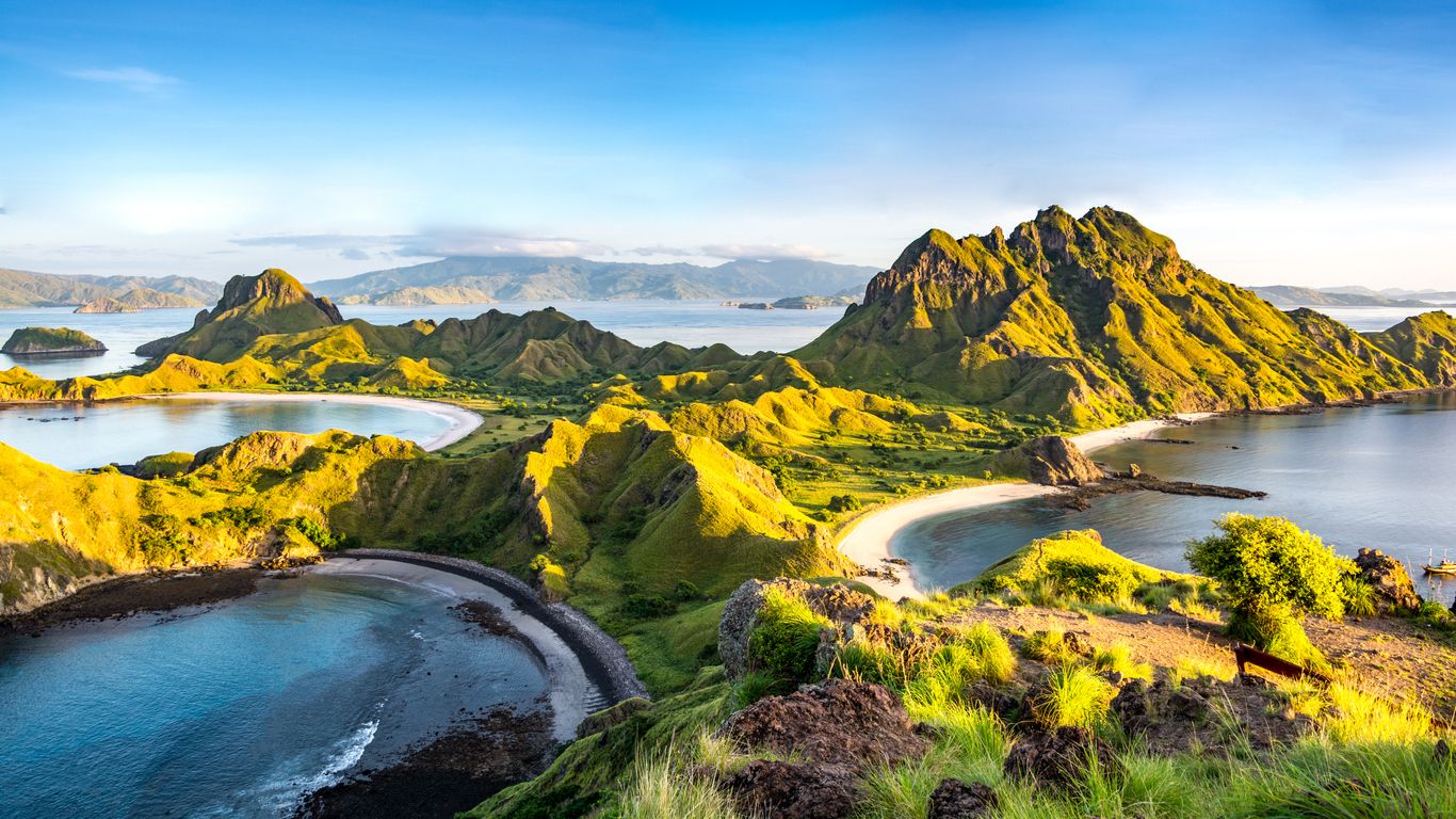 tur labuan bajo speedboat, pulau padar pada saat musim hujan di labuan bajo