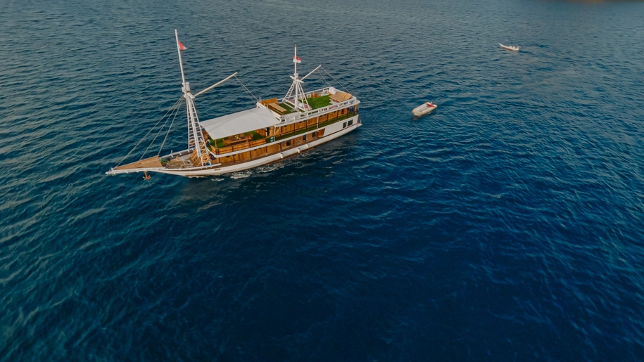 Kapal Phinisi Labuan Bajo Luxury 2